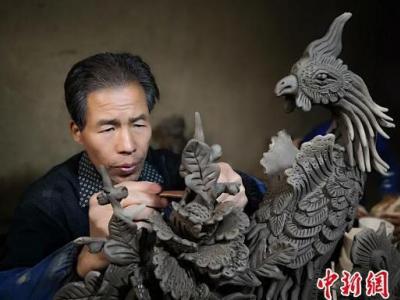 甘肅農(nóng)民泥塑五十載：捏出屋頂上的古代神話世界