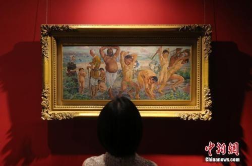 今年6月春拍前，徐悲鴻油畫《愚公移山》亮相預(yù)展。 中新社記者 楊可佳 攝