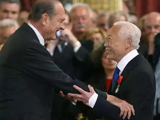 ▲2006年，時任法國總統希拉克授予趙無極二級榮譽勛位
