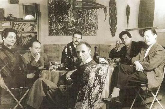 ▲1950年代，初到巴黎的趙無極（右一）與巴黎畫皮埃爾·洛布（中）展開合作
