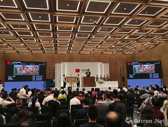 ▲徐悲鴻《愚公移山》2018年6月拍賣現(xiàn)場(chǎng)