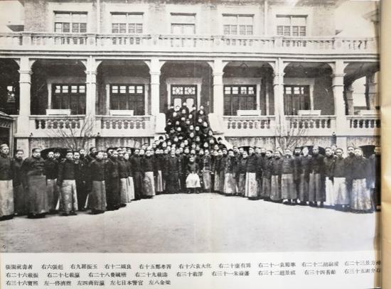 天津張園時代的溥儀及其祝壽者（圖片來自香港文通書店版《我的前半生》）