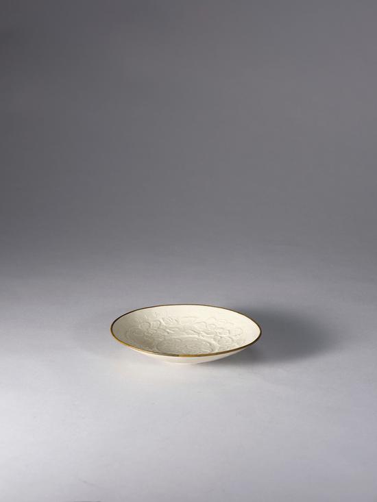 Lot 1889 宋?定窯印花牡丹紋盤 成交價(jià)264.5萬(wàn)