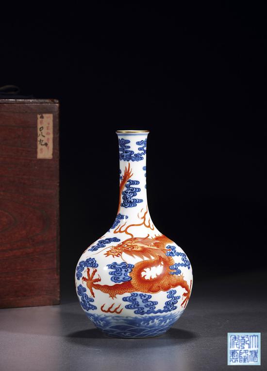 lot 1867 清乾隆?青花礬紅彩云龍戲珠紋長(zhǎng)頸瓶 成交價(jià)517.5萬(wàn)