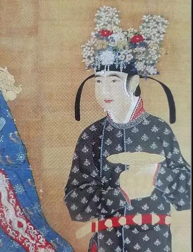 《宋仁宗后坐像軸》（局部） 仕女戴一年景冠