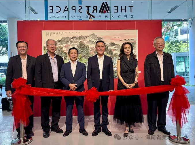 阮江華山水畫展在新加坡開幕，向世界展示中國(guó)傳統(tǒng)藝術(shù)和海南風(fēng)情