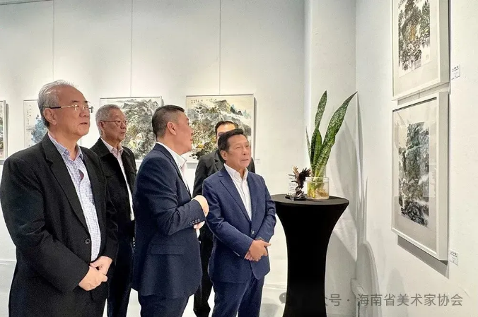 阮江華山水畫展在新加坡開幕，向世界展示中國(guó)傳統(tǒng)藝術(shù)和海南風(fēng)情